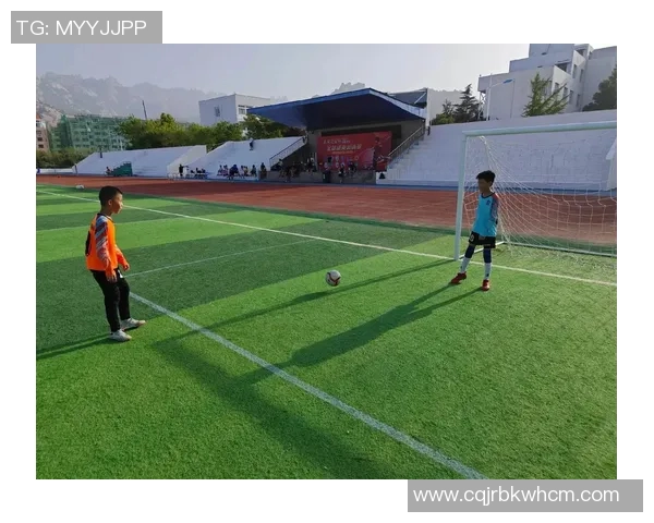 足球明星与小朋友畅谈梦想与足球的快乐时光